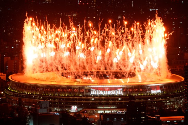Queima de fogos ao fim da cerimônia de abertura dos Jogos Olímpicos 2020, no Estádio Olímpico -