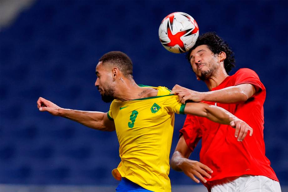 O brasileiro Matheus Cunha em disputa de bola durante jogo contra o Egito -