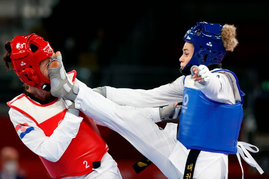 A croata Kristina Tomic é chutada pela colombiana Andrea Ramirez Vargas durante luta pelo taekwondo -