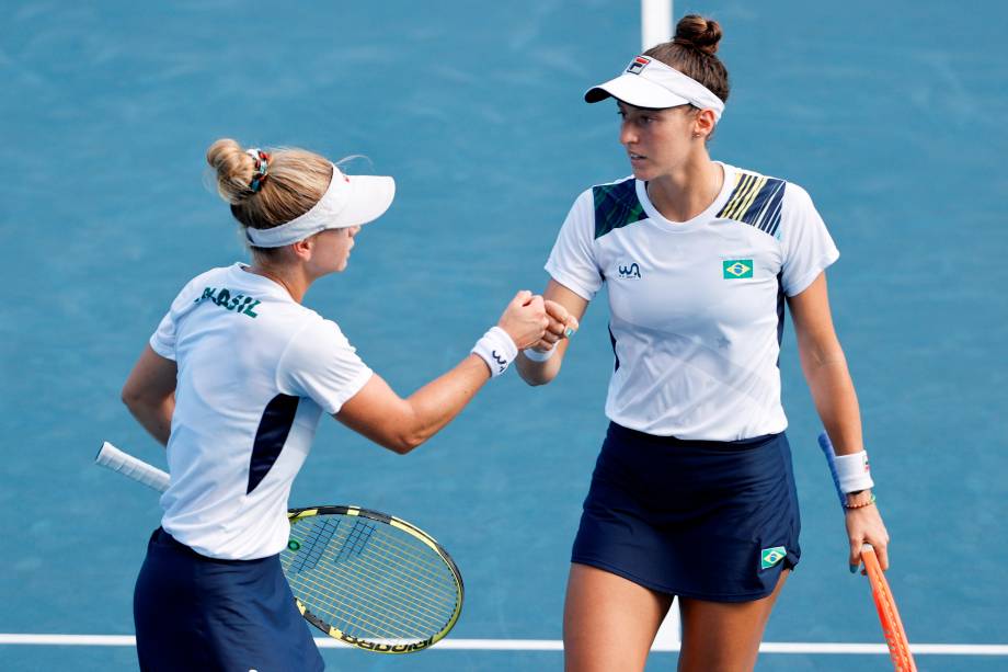 As brasileiras Laura Pigossi e Luisa Stefani se cumprimentando durante a partida -