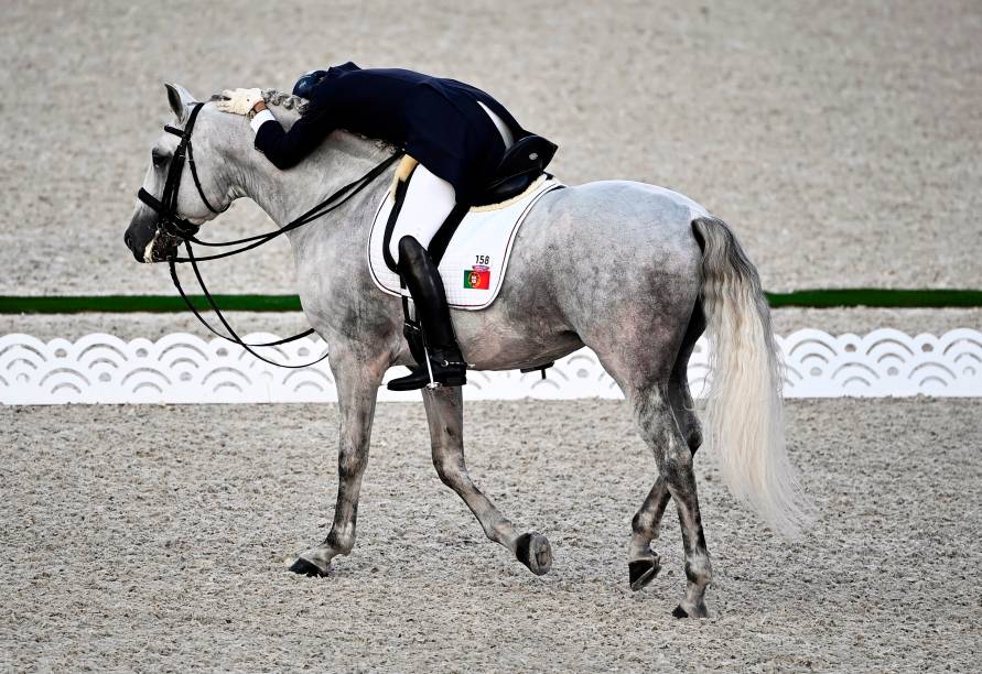 Rodrigo Torres, de Portugal, com seu cavalo durante prova de hipismo -