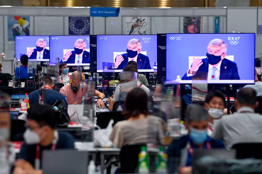 O presidente do Comitê Olímpico Internacional, Thomas Bach, durante transmissão nas televisões no Olympic Media Center -