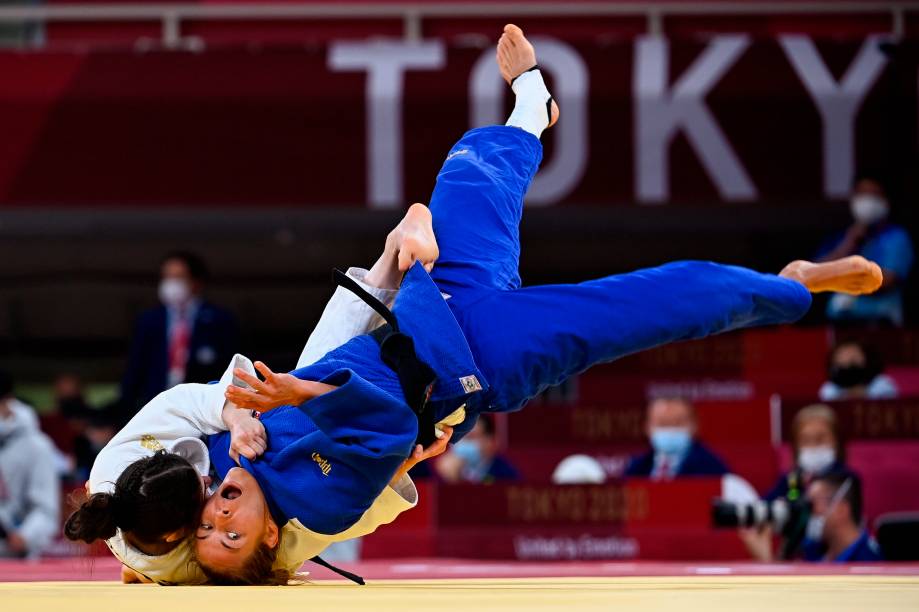 Hedvig Karakas (azul) da Hungria e Julia Kowalczyk, da Polônia, durante luta pelo judô feminino de até 57kg -