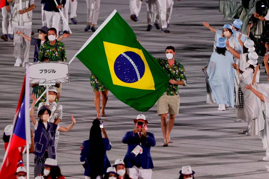 Representantes da delegação brasileira desfilam na cerimônia de abertura -