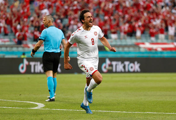89BECB5C-2336-4B3D-B6D6-E2F8888944EF Thomas Delaney, símbolo de apoio aos portadores de deficiência visual -