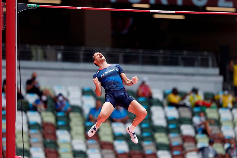 Renaud Lavillenie, da França, durante performance no salto com vara -