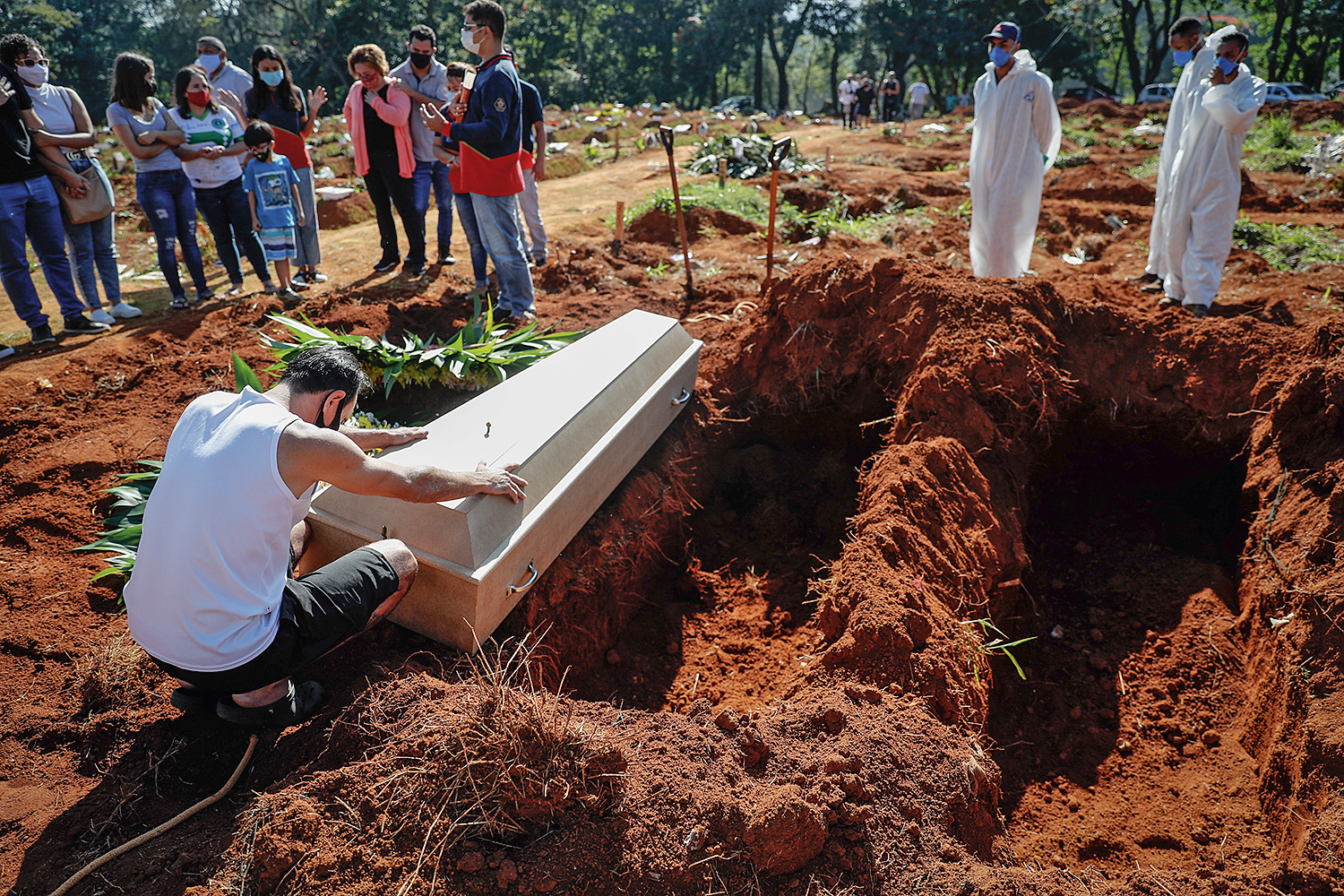 8b0fe0bcd6c1c63558ba2a4de43d709e79299c73.jpg TRAGÉDIA - Enterro em São Paulo: crise sanitária terá peso relativo na eleição -