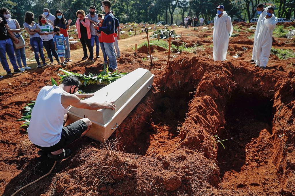 TRAGÉDIA - Enterro em São Paulo: crise sanitária terá peso relativo na eleição -