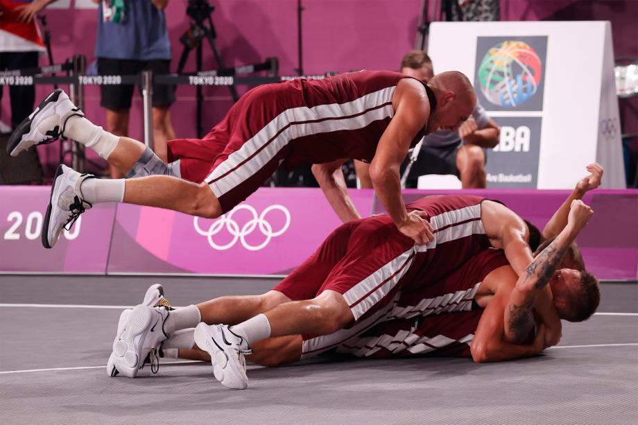 Jogadores da Letônia comemoram após ganharem a medalha de ouro no basquete 3x3 contra a Rússia -