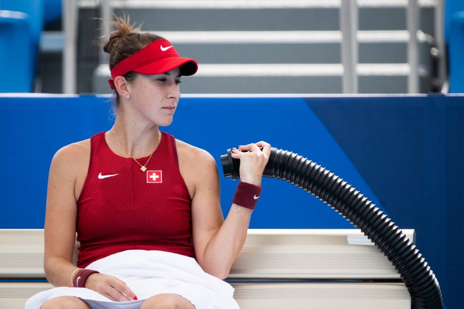 A tenista da Suíça, Belinda Bencic, refresca-se em partida contra Misaki Doi, do Japão -