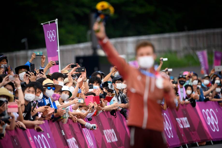 Espectadores observam a comemoração do suíço Mathias Flueckiger após ganhar a prata na prova de Cross-country Mountain Bike -