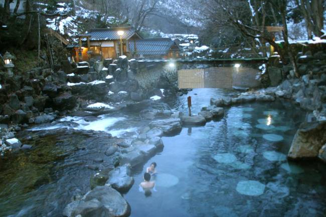 TOK02. TOKIO, 27/12/07.- Miles de japoneses aprovechan la Navidad para escapar del bullicio de las grandes urbes y sumergirse en las aguas termales de sus populares balnearios, los onsen, una forma de relajación milenaria que vive con el frío su mejor momento. Cuando las temperaturas comienzan a descender en todo Japón arranca la temporada alta en estos balnearios naturales distribuidos por todo el país, que suman más de 3.000 establecimientos gracias a la actividad volcánica que bulle bajo el archipiélago nipón. En la foto el onsen Takaragawa, uno de los mayores y más hermosos balnearios al aire libre del país. Este onsen, que suma más de cien años de tradición, se enclava en un estrecho valle entre montañas, repartido entre las dos orillas de un riachuelo, en la provincia de Gunma, a un par de horas de Tokio. EFE/Juan Palop