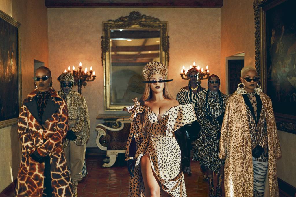 BEYONCE—BLACK-IS-KING—MOOD_05.jpg MÃE DE TODAS - Beyoncé (no centro) em seu clipe: arrojada estética tribal -