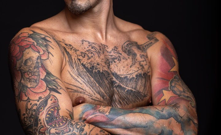 Tatuagem na mão: 90 ideias para quem não faz questão de esconder as tattoos