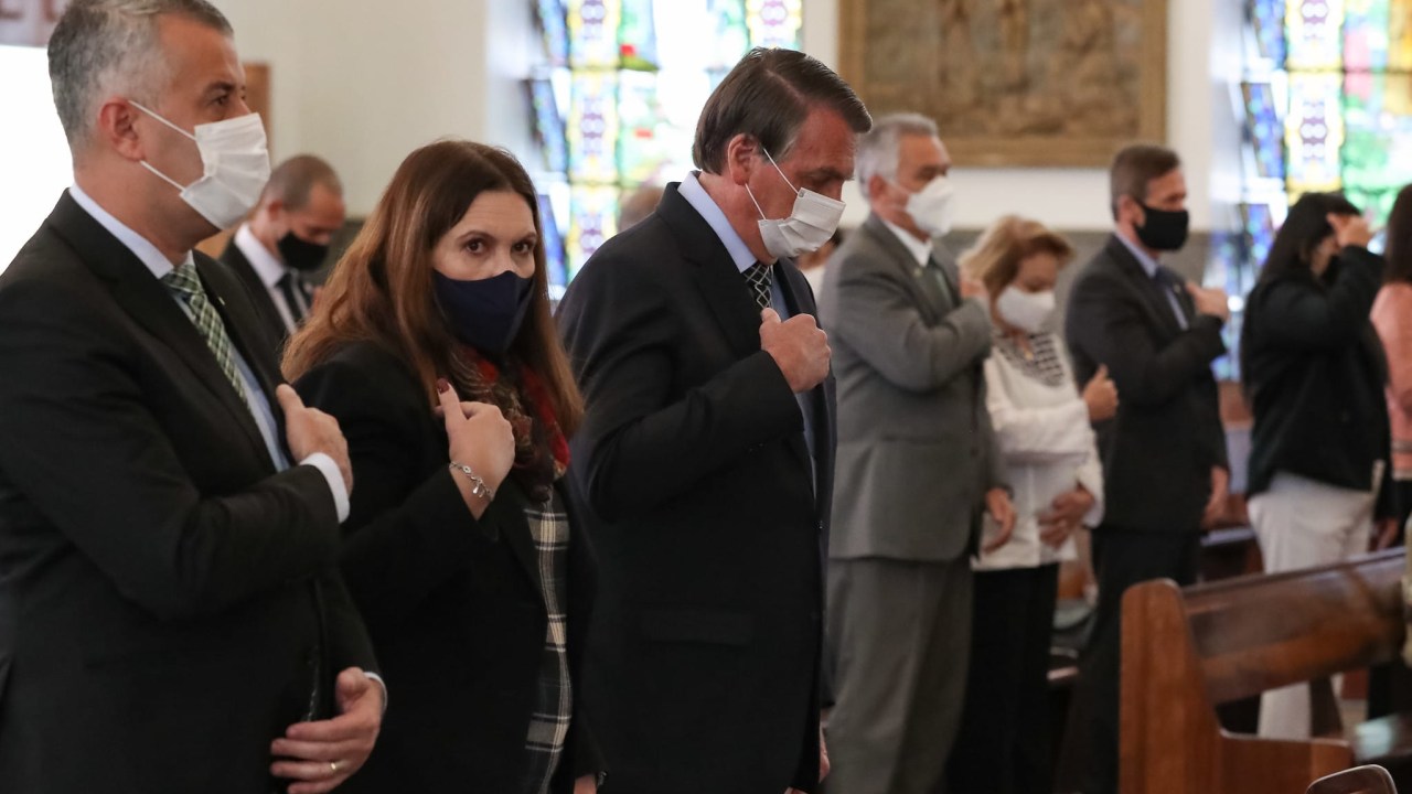 O presidente Jair Bolsonaro e a deputada federal Bia Kicis (PSL-DF) participam de missa em Brasília