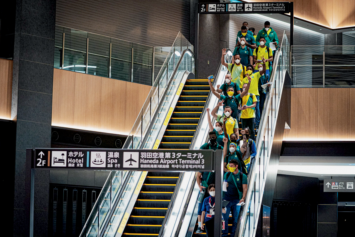 TESTES - Parte da delegação brasileira no aeroporto de Haneda: controle rígido -