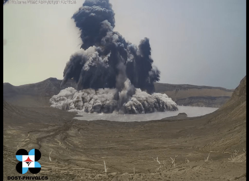 Vulcão Taal, nas Filipinas, em trecho de vídeo publicado pelo Instituto Filipino de Vulcanologia (PHILVOCS)