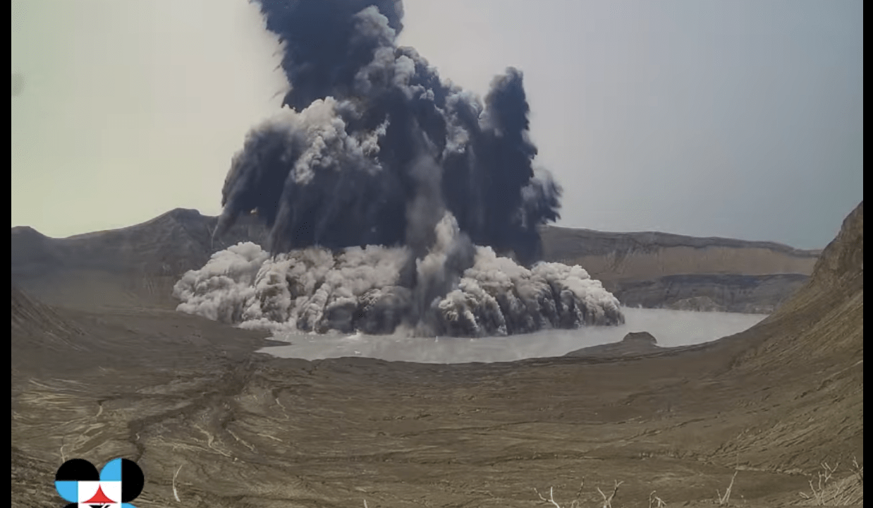Vulcão Taal, nas Filipinas, em trecho de vídeo publicado pelo Instituto Filipino de Vulcanologia (PHILVOCS)