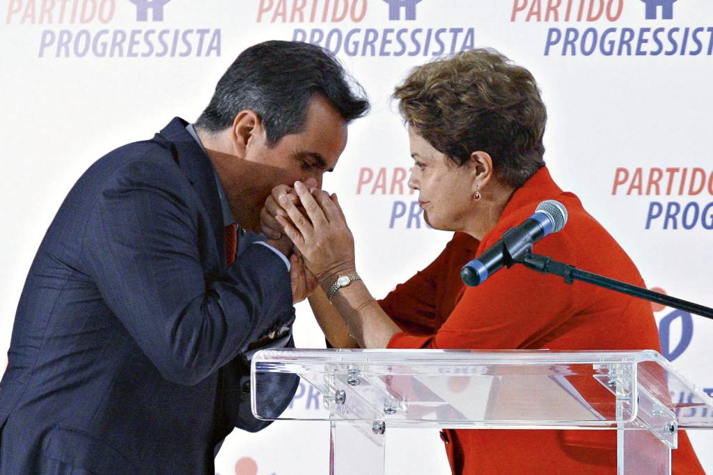 TRAIÇÃO - Com Dilma: apoio à presidente não resistiu à pressão pelo impeachment -