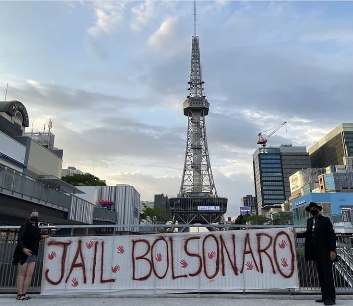 Manifestantes estendem faixa em Tóquio, Japão