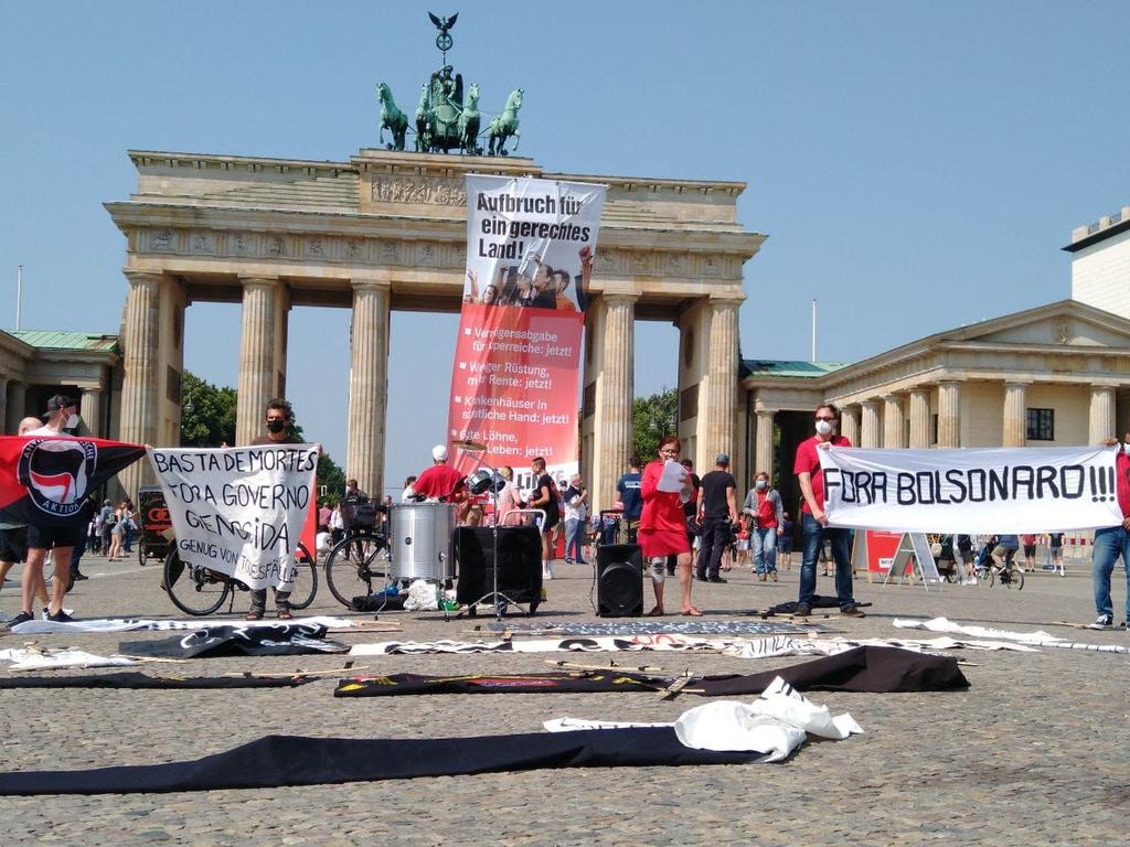 Manifestantes protestam contra o governo em frente ao Portão de Brandemburgo, em Berlim
