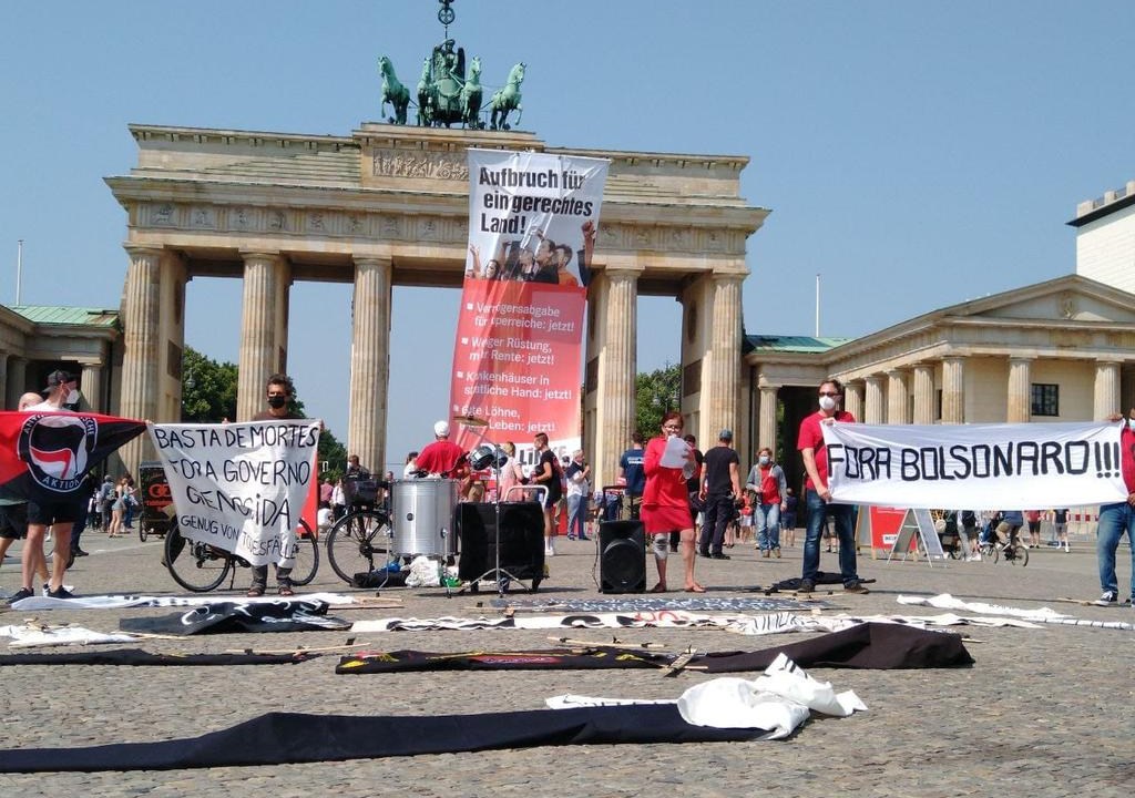 Manifestantes protestam contra o governo em frente ao Portão de Brandemburgo, em Berlim