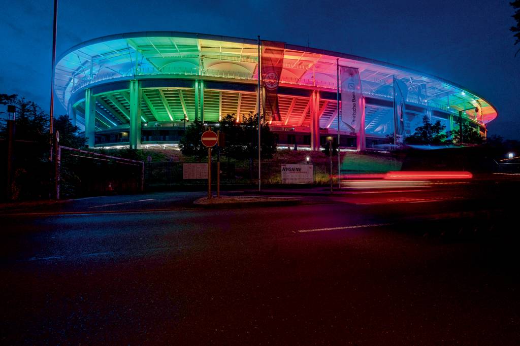 ARCO-ÍRIS - Estádio em Frankfurt, Alemanha: solidariedade à comunidade LGBTQIA+ -