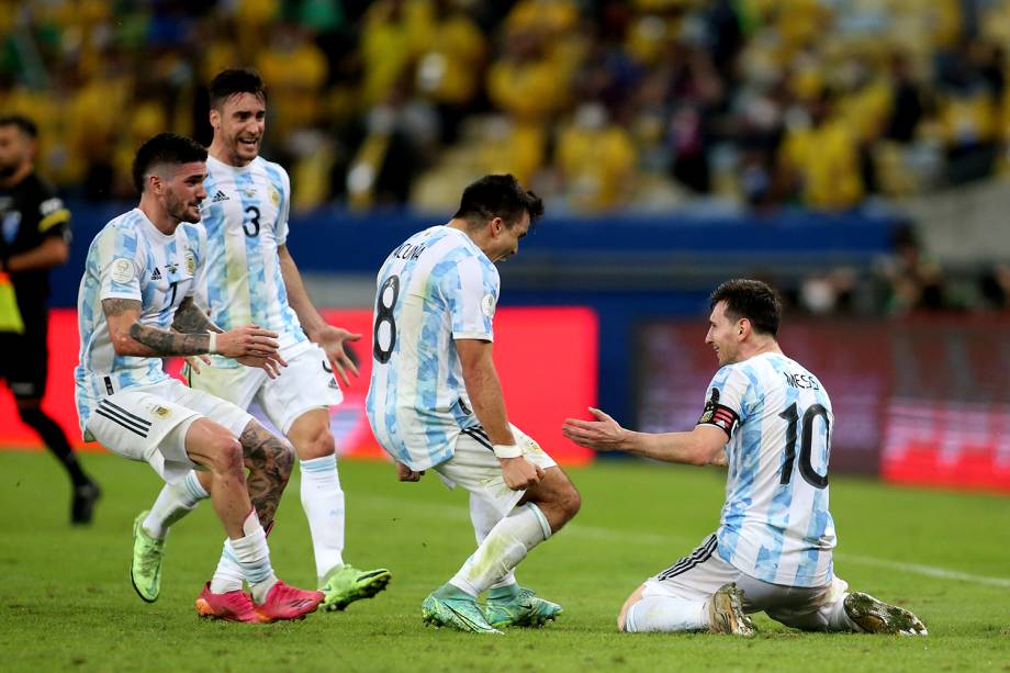 Messi comemorando com os companheiros de equipe após o apito final -