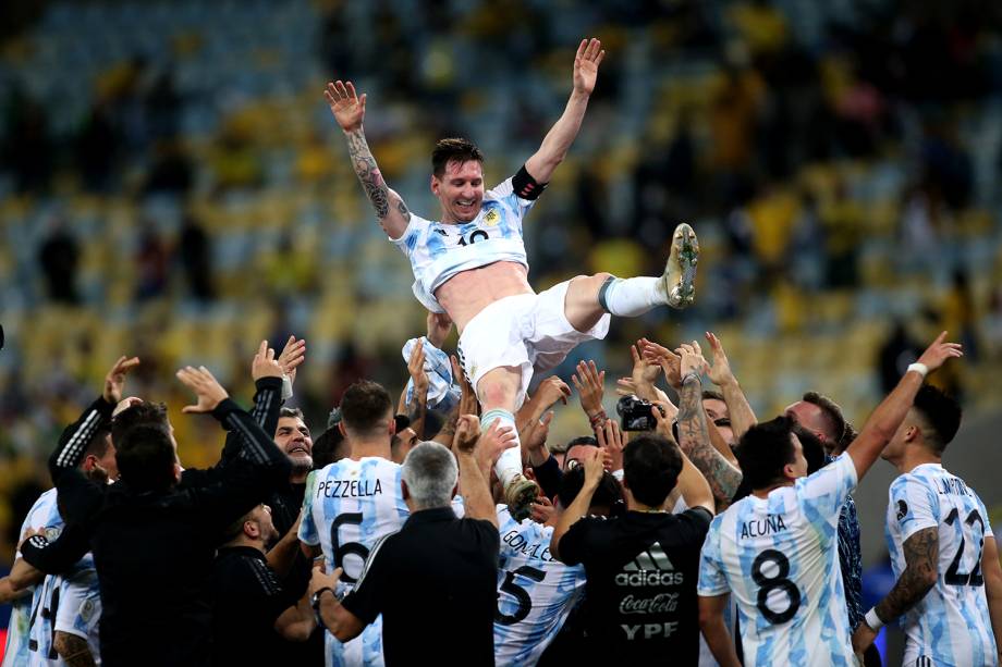 Messi e os jogadores argentinos comemorando o título de campeão da Copa América -