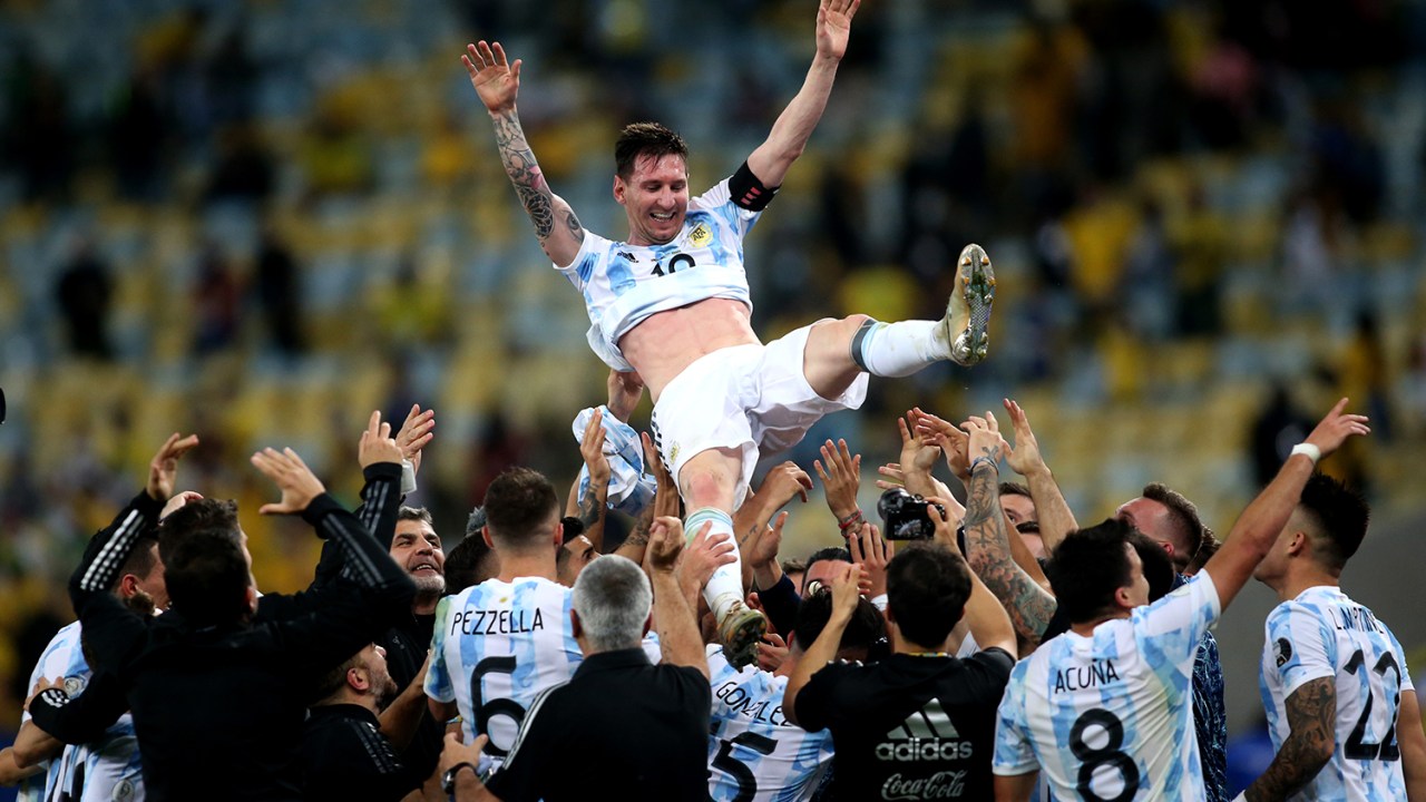 Messi e os jogadores argentinos comemorando o título de campeão da Copa América -