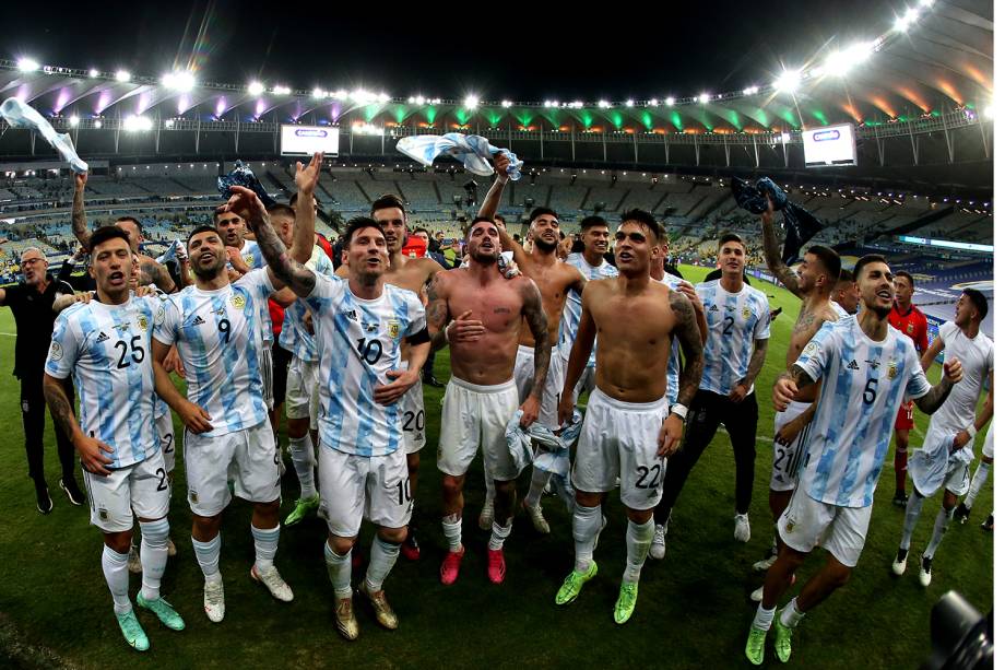Jogadores da Argentina comemoram com os torcedores após o título -