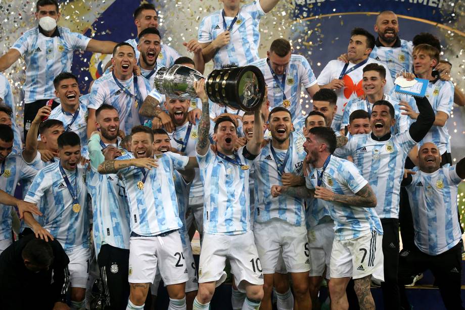 O capitão da Argentina, Lionel Messi, ergue o troféu de campeão da Copa América 2021 -