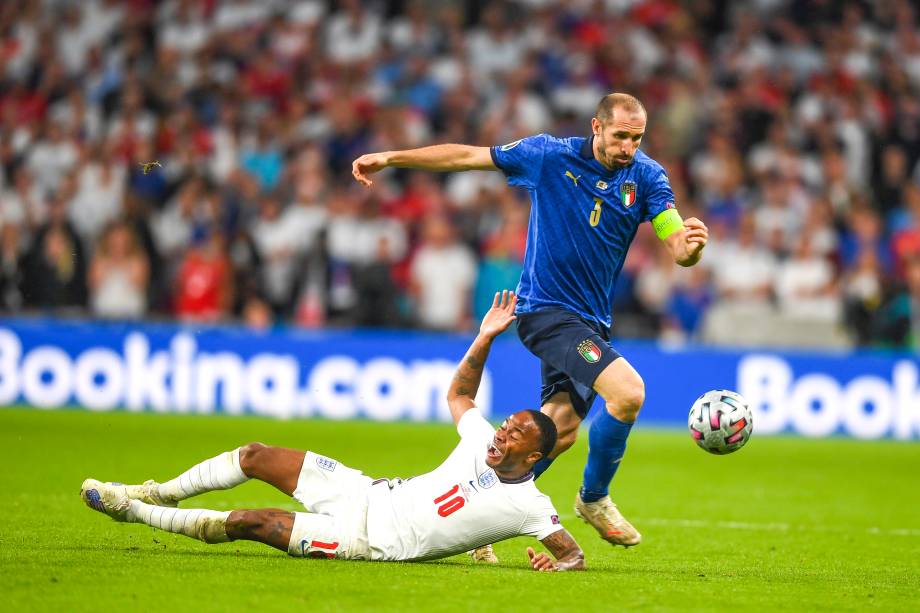 Raheem Sterling e Giorgio Chiellini dividem na final da Eurocopa