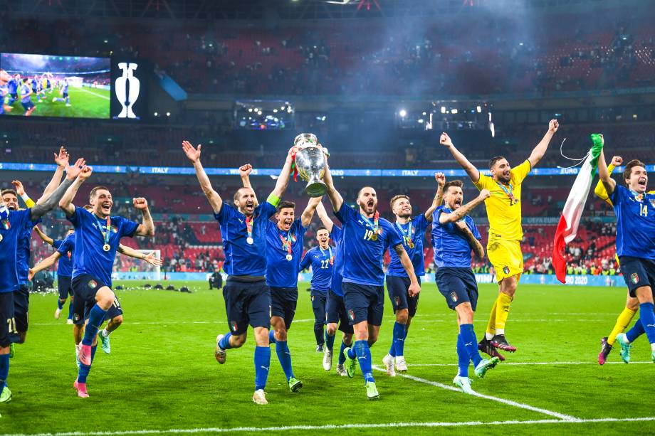 Jogadores da Itália erguem a taça da Eurocopa diante de sua torcida em Wembley