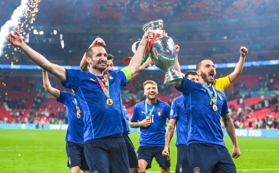 Giorgio Chiellini e Leonardo Bonucci (Italy) erguem a taça em Wembley