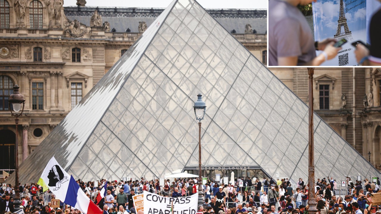 “LIBERDADE” - Manifestação em Paris: contra a exigência de “passe verde” para entrar até em monumentos como a Torre Eiffel (acima) -