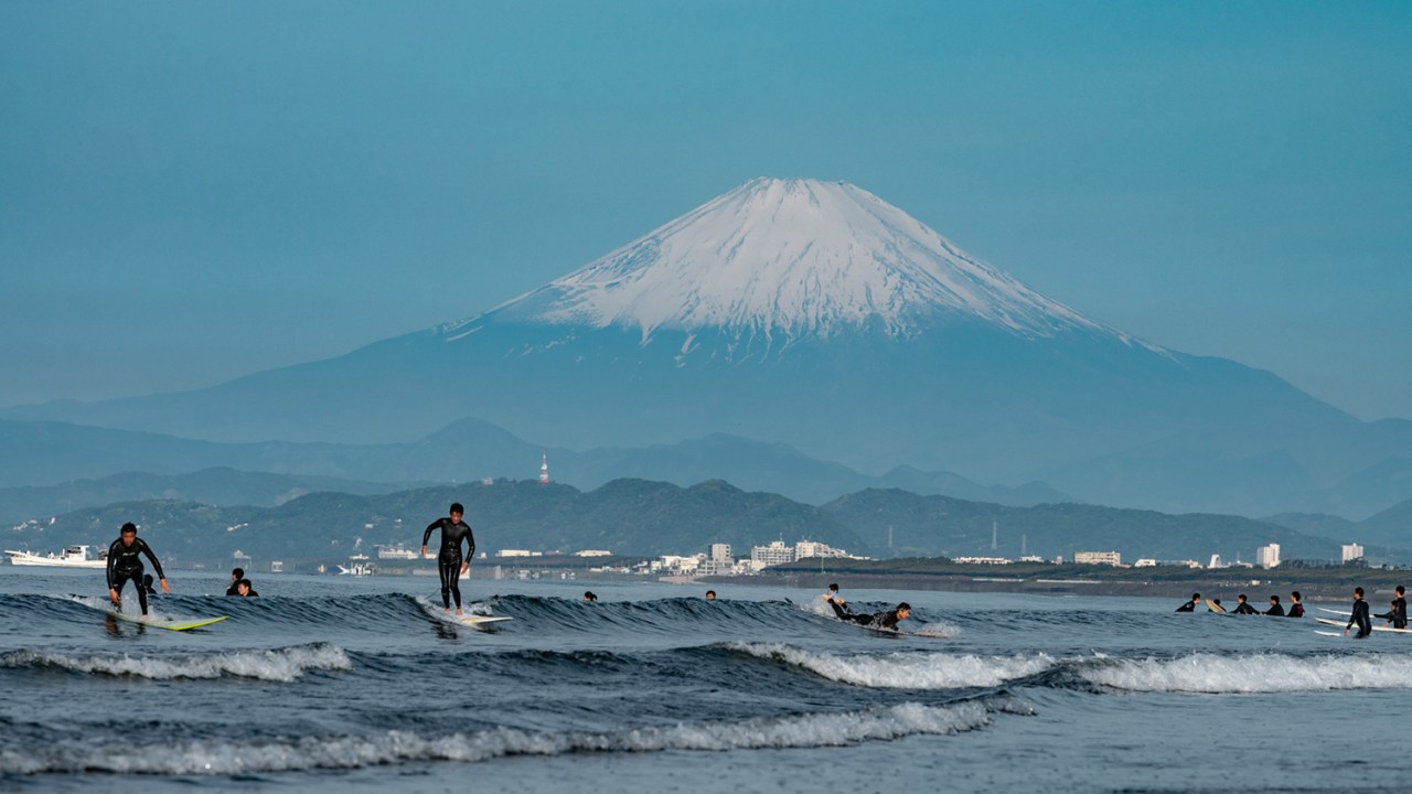 Monte Fuji em todo o seu esplendor num dia de inverno no litoral de Shonan -