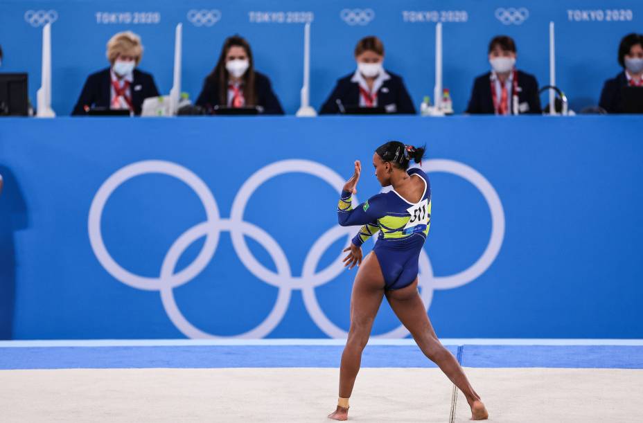 Rebeca Andrade durante sua performance em frente ao júri da competição -