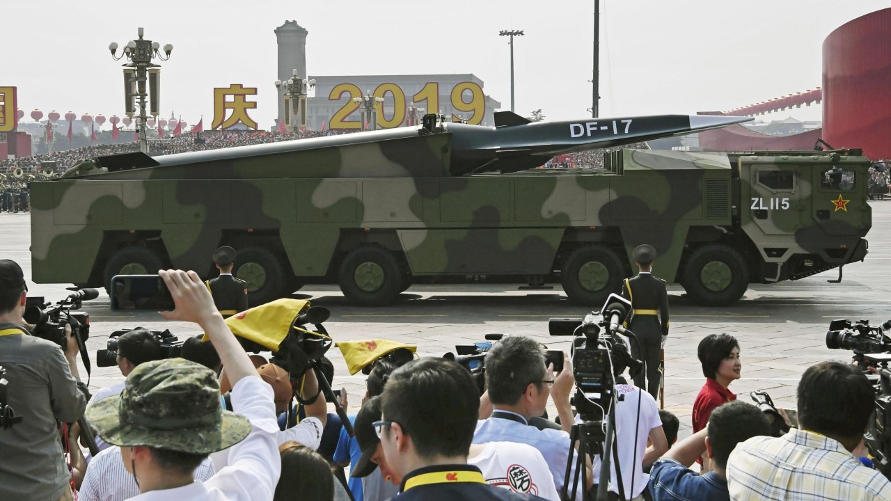 Míssil balístico Dongfeng 17 é exibido durante parada militar em Pequim. 01/10/2019