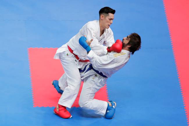 Ken Nishimura, do Japão, e Rafael Aghayev (blue) of Azerbaijan compete in the Men’s Kumite -75kg final on day three of the Karate 1 Premier League at Nippon Budokan on September 8, 2019 in Tokyo, Japan. (Photo by Kiyoshi Ota/Getty Images)