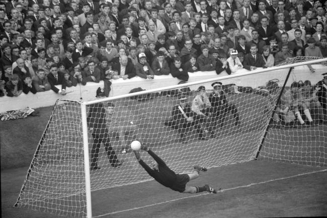 WM-Halbfinal 1966 in England: Deutschland – UdSSR; Torhüter Lev Yashin WM-Halbfinal 1966 in England: Deutschland - UdSSR; Torhüter Lev Yashin (Photo by Sigi Maurer/RDB/ullstein bild via Getty Images)