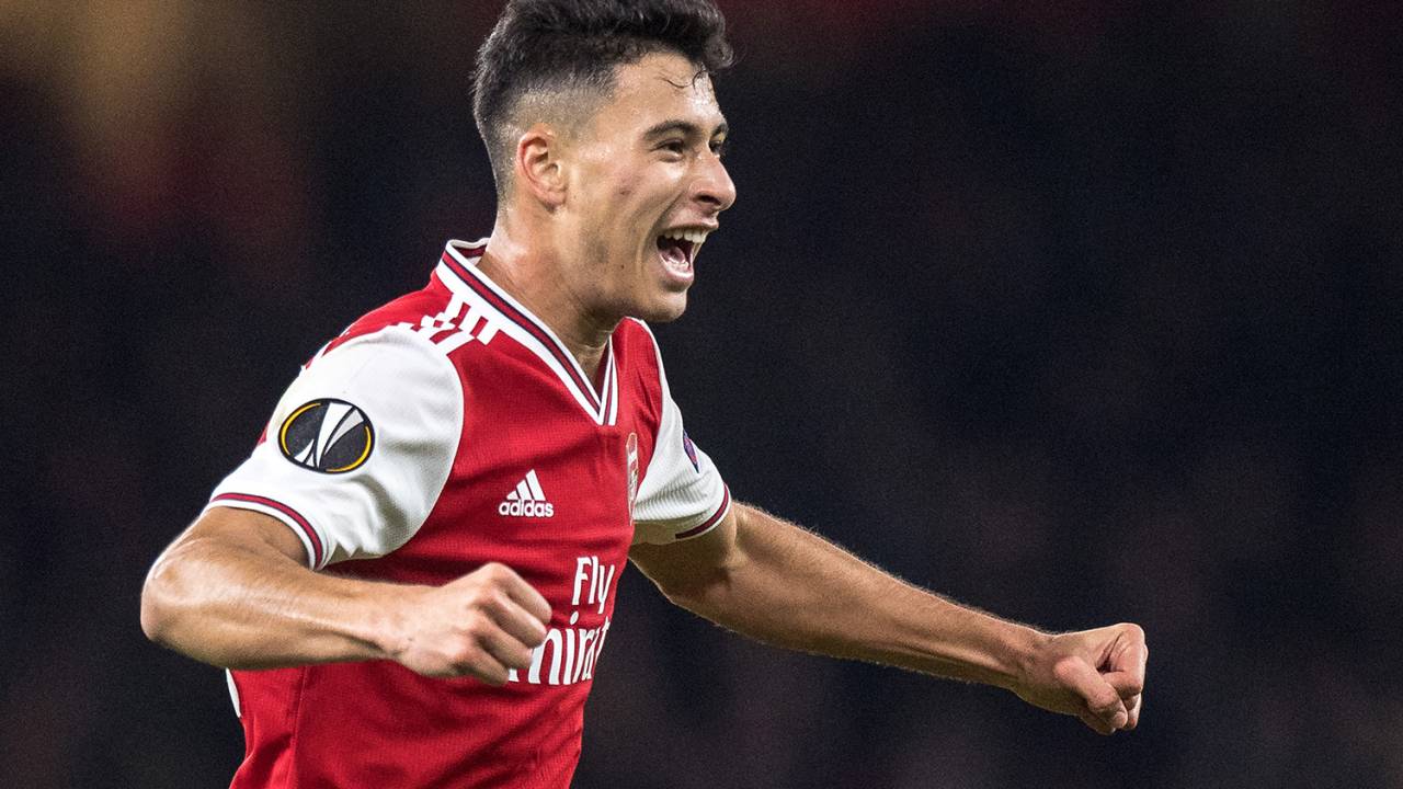 Gabriel Martinelli, do Arsenal, comemora depois de marcar contra o Vitória de Guimarães pela UEFA Europa League -