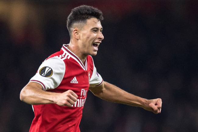 Gabriel Martinelli, do Arsenal, comemora depois de marcar contra o Vitória de Guimarães pela UEFA Europa League -