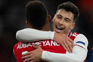 Aubameyang, do Arsenal, comemora seu gol com Gabriel Martinelli durante partida pela equipe na UEFA Europa League, em 2019 -