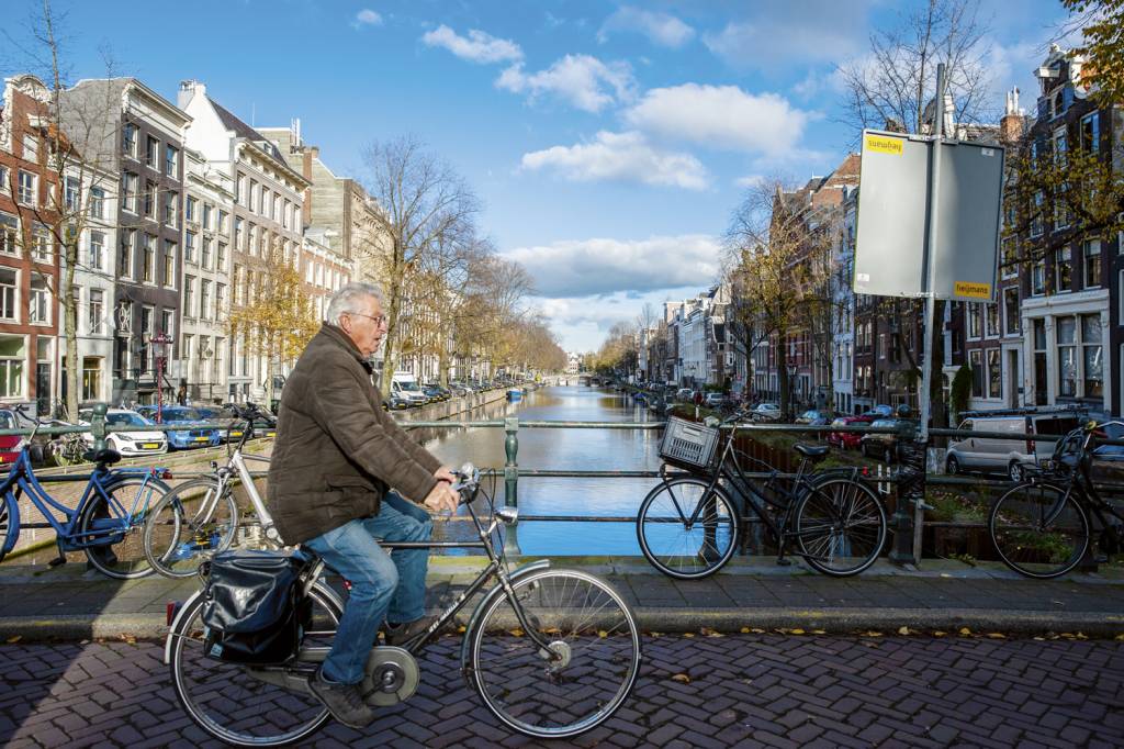 DILEMA - Amsterdã hoje: ela já não suporta tantos carros, turistas e moradores -