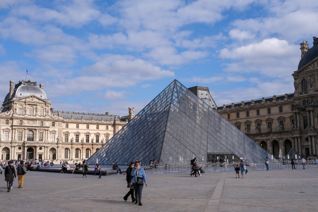 Turistas caminham nos arredores do Louvre, Paris. 05/06/2021