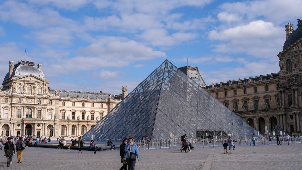 Turistas caminham nos arredores do Louvre, Paris. 05/06/2021
