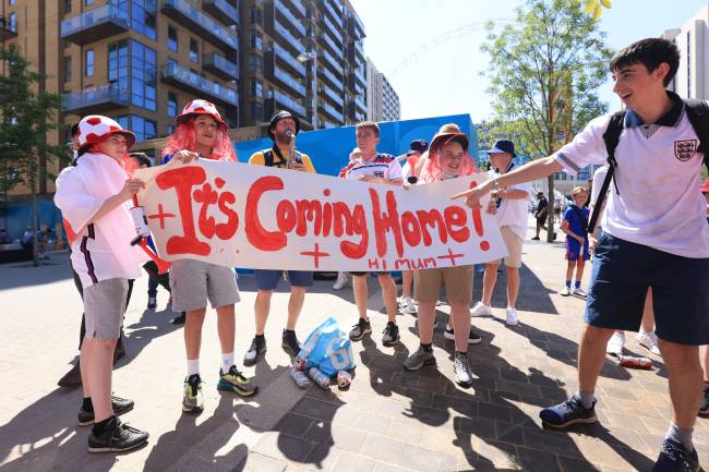 England v Croatia – UEFA Euro 2020: Group D Torcedores da Inglaterra e seu lema: 'it's coming home' -