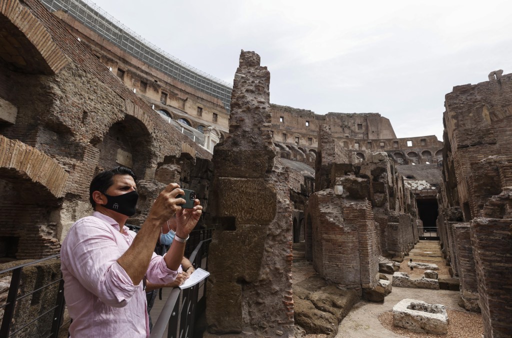 Homem com máscara visto no Coliseu, Roma. 25/07/2021
