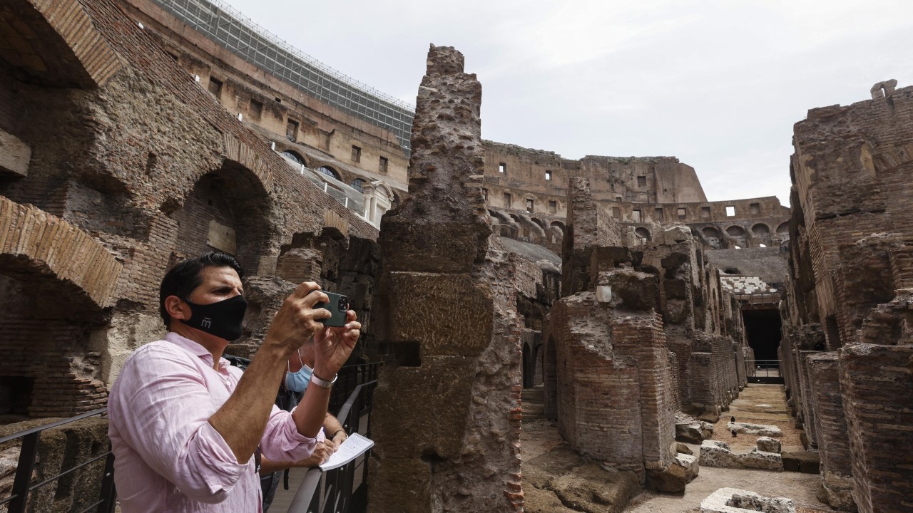 Homem com máscara visto no Coliseu, Roma. 25/07/2021